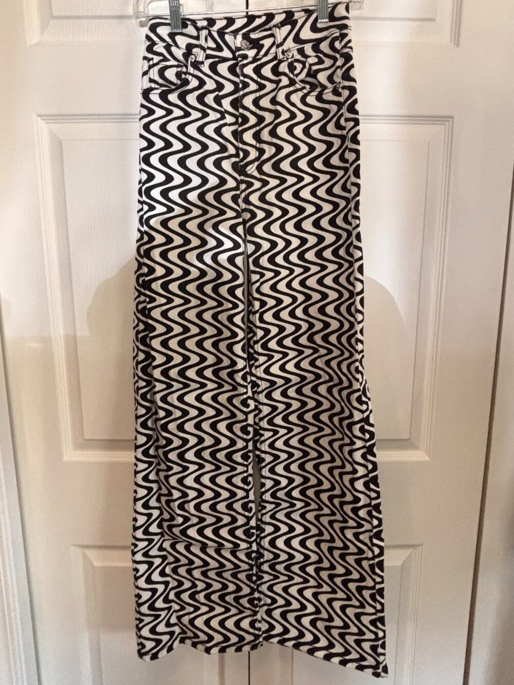 Divided by H&M Pants – Size 2 – Black & White Wave Print – Excellent Condition
